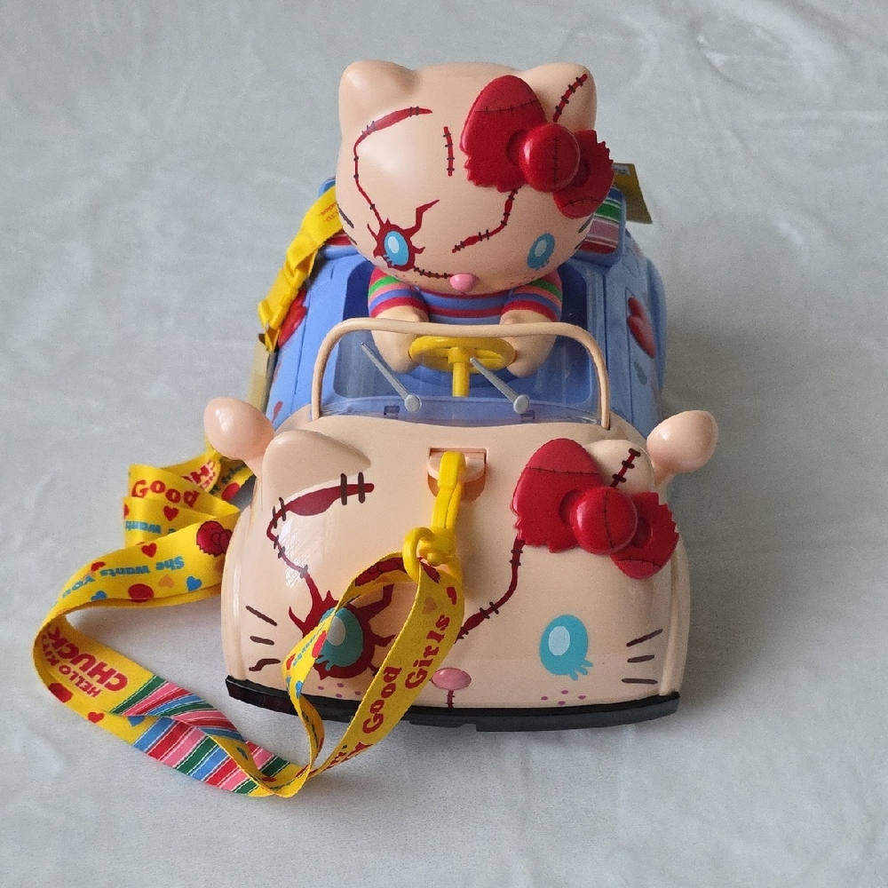 Universal‎ Studios Hello Kitty/Chucky Popcorn Bucket.